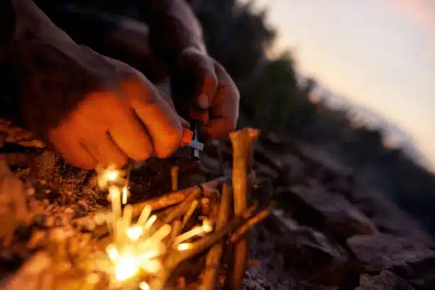Hacer fuego con pedernal