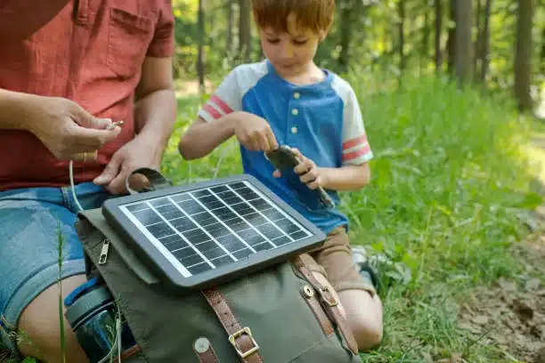 niño y adulto con powerbank solar