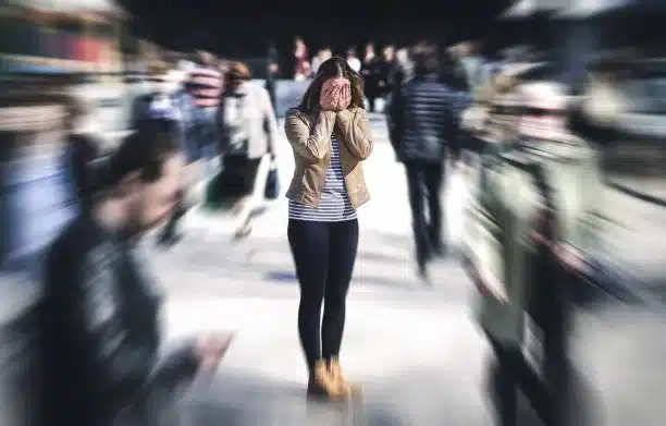 Chica en situación de pánico entre la gente
