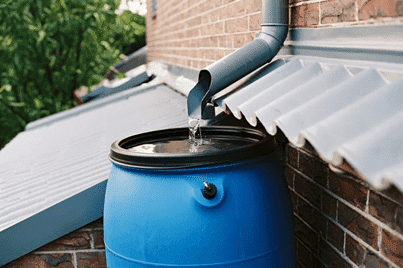 Típico bidón azul que funciona como depósito de agua