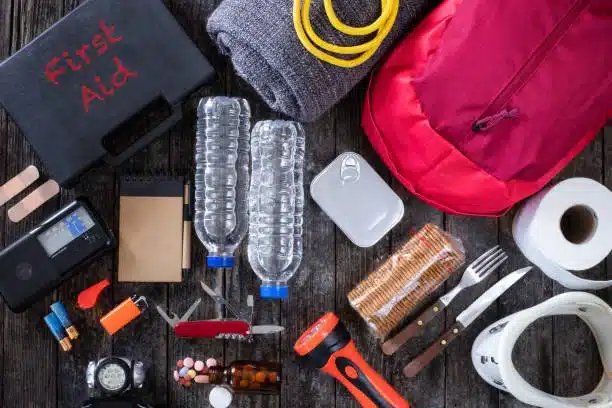 Productos y herramientas usuales en un kit de emergencia