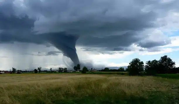 Los tornados son columnas de aire que rotan a una gran velocidad (más de 400 km/h)