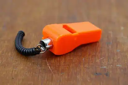 Lo silbatos de emergencia suelen ser de color naranja y sin bola