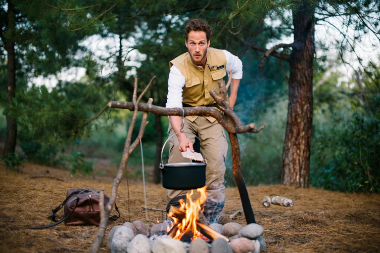 superviviente cocinando