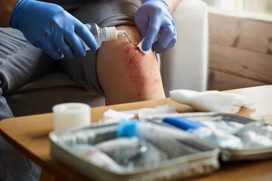 Desinfectar una herida es un proceso que evita que la herida empeore y pueda aparecer la temida infección