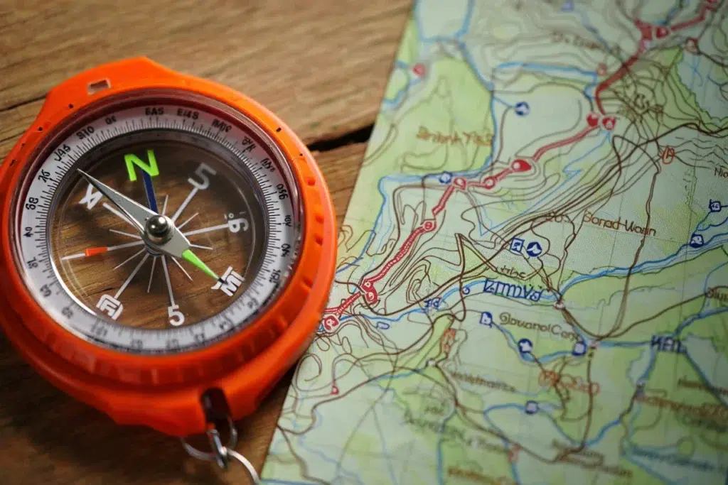 brújula y mapa