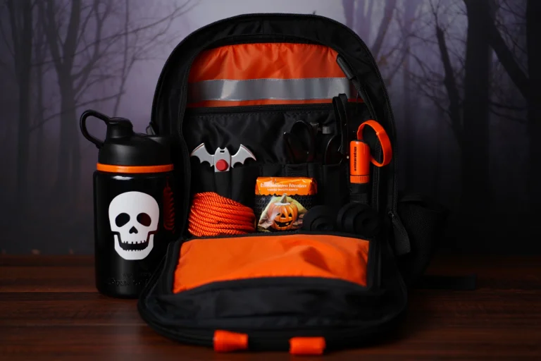 mochila de supervivencia con colores naranja y negro 